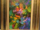 une peinture à l'huile représentant des fleurs, dans un cadre doré, posée sur une table
