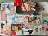 une valise remplie de timbres et d'autres objets, posée par terre