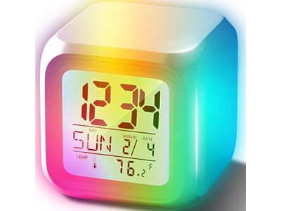 une horloge numérique qui brille de mille feux sur un fond blanc