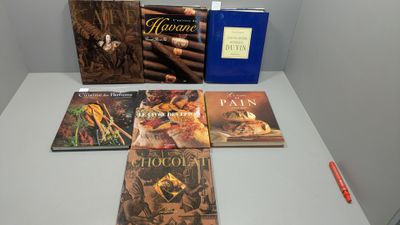 Plusieurs livres sont posés sur une table devant un mur.