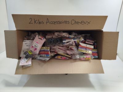 une boîte en carton remplie d'un assortiment de bonbons et de barres chocolatées