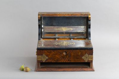 une petite boîte en bois avec un couvercle, sur fond blanc