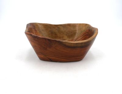 un bol en bois posé sur une surface blanche