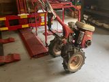 un petit tracteur garé dans un garage