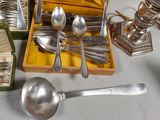 des couverts et de l'argenterie dans un coffret posé sur une table