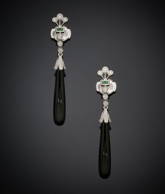 une paire de boucles d'oreilles en diamant noir et blanc
