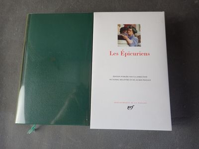 un livre sur lequel figure la photo d'un homme