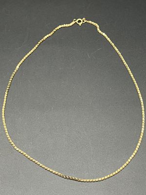 un collier en or dont la chaîne a été coupée en deux