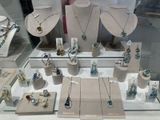 de nombreux colliers et bracelets exposés dans une vitrine