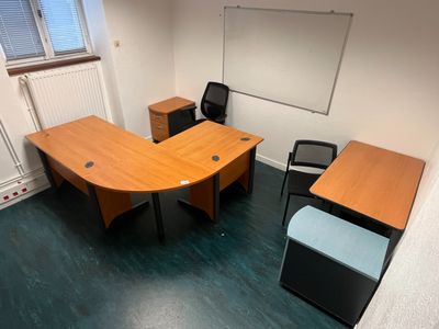 Bureau en mélaminé avec retour, caisson, table, chaise visit…