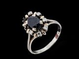 un gros plan d'une bague sertie d'un diamant noir sur fond noir