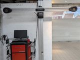 une photo d'un garage avec un ordinateur portable posé sur un support