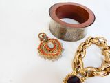 un bracelet en or, une bague et d'autres bijoux posés sur une table