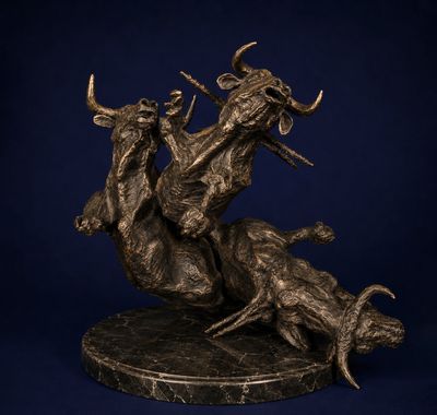 une statue en bronze représentant un homme à cheval accompagné de deux taureaux