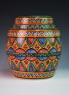 un vase coloré posé sur une table