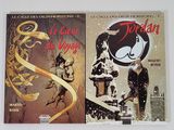 deux livres posés sur une table