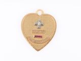 une photo d'un pendentif en or en forme de cœur orné d'un diamant