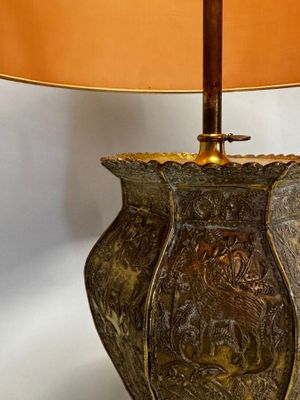 une lampe posée sur une table à côté d'un abat-jour