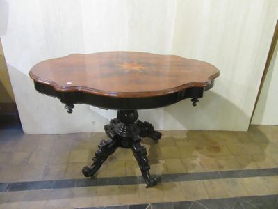 57.56 - TABLE VIOLONNEE A PIETEMENT QUADRIPODE, PLATEAU SUPE…