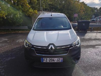 une camionnette blanche garée dans un parking