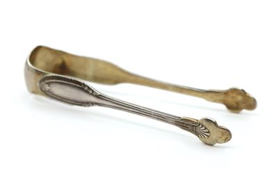 une paire de cuillères anciennes en argent sur fond blanc
