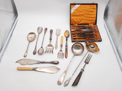 un assortiment de couverts comprenant des fourchettes, des couteaux, des cuillères et des couteaux