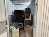 un local de stockage rempli de cartons, encore et encore