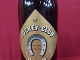 une bouteille de whisky posée sur une surface rouge