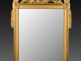 un miroir ancien doré orné de feuilles et de fleurs