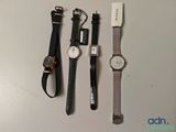 plusieurs montres différentes posées les unes à côté des autres sur une table