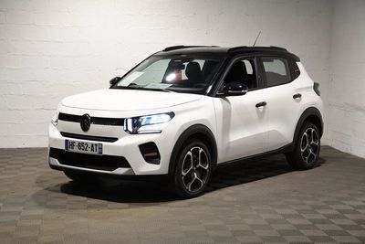 le 4x4 blanc est garé dans une grande pièce au sol en damier