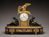 une horloge posée sur une table