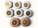 six paires de boutons blancs et dorés arborant le logo Chanel