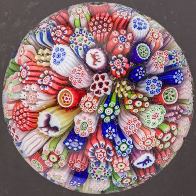 une photo d'un presse-papier en verre orné de fleurs