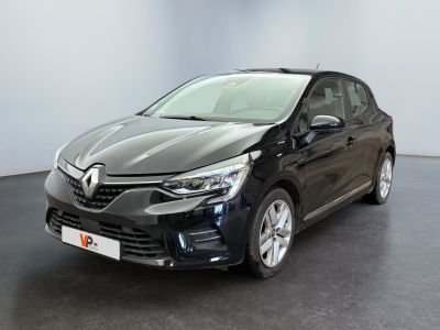 La voiture noire est garée dans une grande pièce au sol noir.