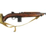 un vieux fusil muni d'une sangle, sur fond blanc