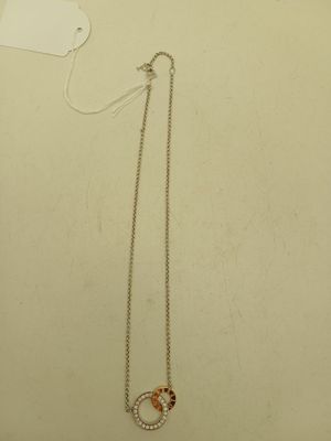 gros plan d'un collier sur une table avec une étiquette dessus