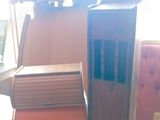 Des livres sont empilés sur une table devant une fenêtre