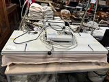 une photo d'une table sur laquelle sont disposés de nombreux appareils électroniques