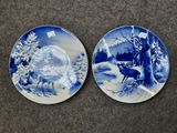 deux assiettes bleues et blanches représentant un cerf dans la neige