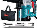 le marteau est posé sur la table, à côté d'un sac à outils