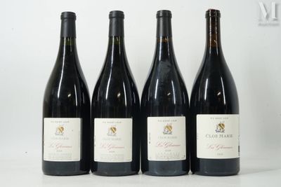 quatre bouteilles de vin sont alignées sur une table