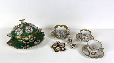 un service à thé vert et or posé sur une table blanche