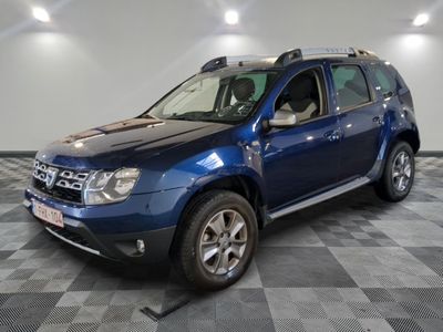 la photo d'une voiture bleue garée dans un garage
