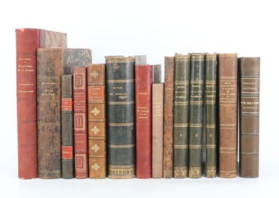 plusieurs vieux livres sont alignés sur une surface blanche