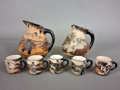 un ensemble de tasses à café et un pichet posés sur une table