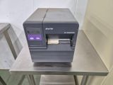 une machine posée sur une table