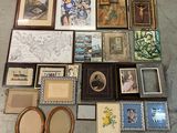 beaucoup de photos encadrées et de photos posées par terre