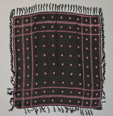 une vieille écharpe noire et rose, parsemée de petits pois roses