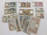 de nombreux types de papier-monnaie sur la table